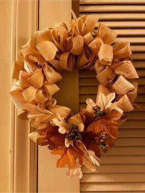 HANDMADE Neutral Toned Decorative Autumn 13”Wreath Curled Corn Husks Berry & Oak